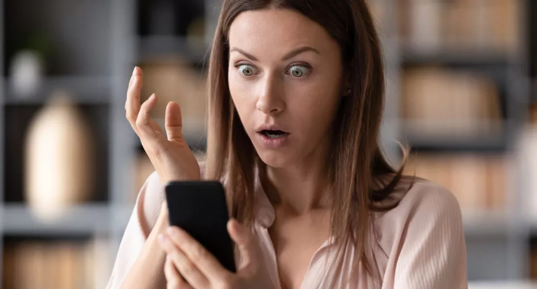 Imagen de alguien con un celular a propósito de cómo saber si otra persona está mirando su WhatsApp