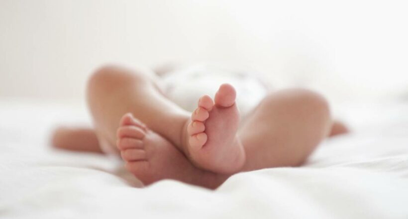 Foto de los pies de un bebé a propósito de por qué la nuevas generaciones ponen nombres neutros a sus hijos.