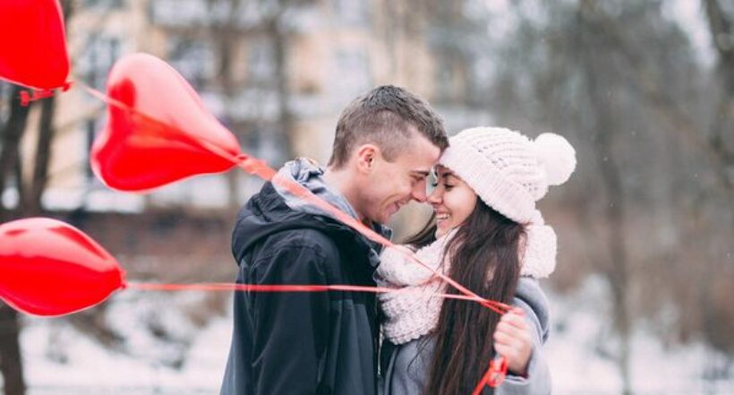 Imagen de una pareja besándose a propósito de cuándo es el día del amor y la amistad en Colombia 2022