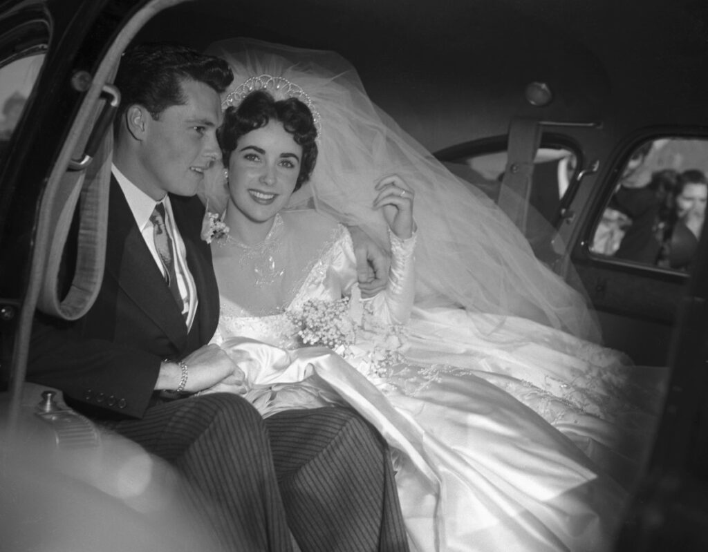 Boda de Elizabeth Taylor con su primer esposo Conrad Hilton Jr./ Getty Images