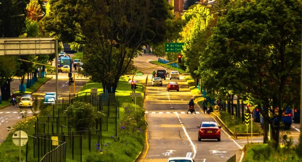 Foto que muestra carros y motos en Bogotá luego de conocerse que el Soat está en riesgo.