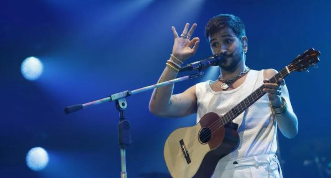 Video: Camilo cambia los pañales de Índigo en sus conciertos