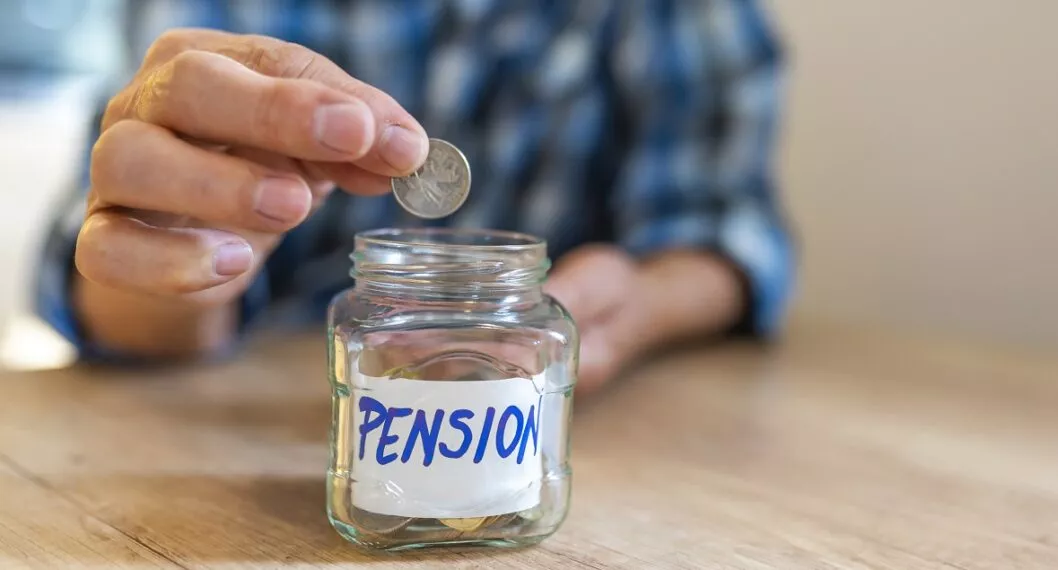 Persona colocando una moneda para su pensión ilustra nota sobre formas de pensionarse sin cumplir requisitos 