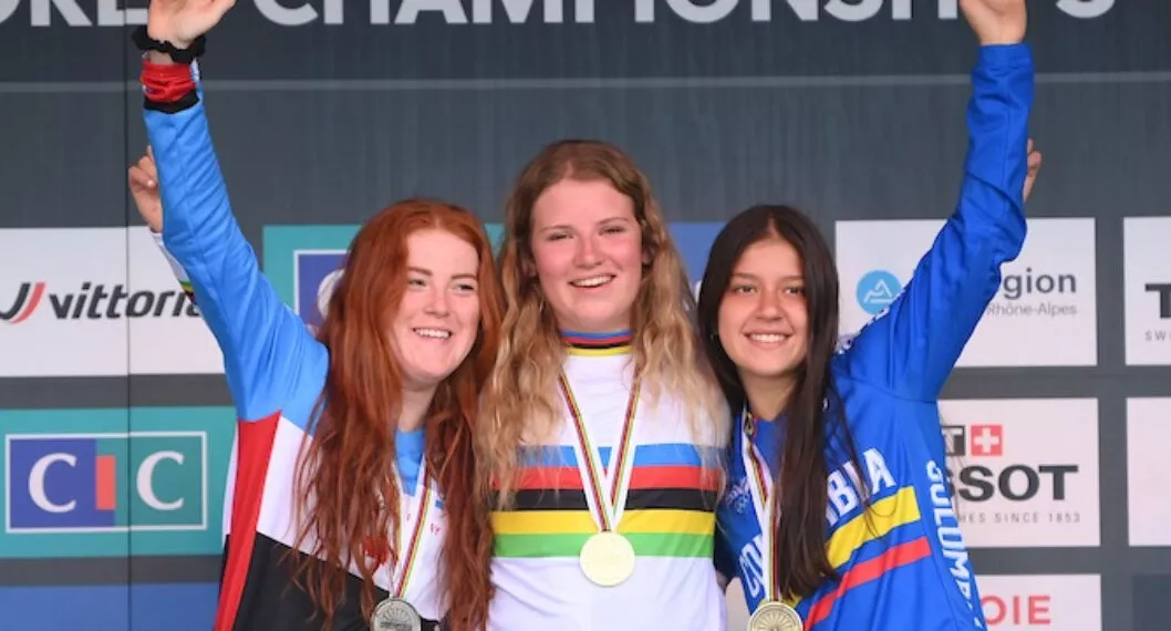 El podio para la historia del ciclomontañismo colombiano. El bronce de Valentina Roa (a la derecha) en el Campeonato Mundial de DH (descenso) en Les Gets (Francia).