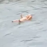 Video de muñeca nadando sola causa controversia y se vuelve viral en redes sociales