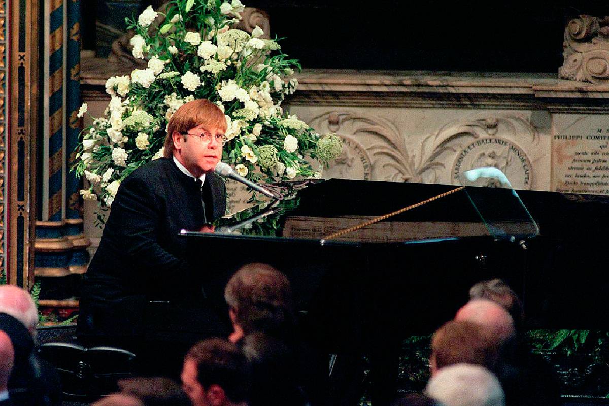 Foto de Elton John mientras interpreta `Candle in the wind` en el funeral de la Princesa Diana.