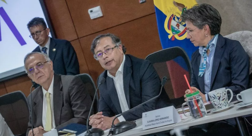 De izquierda a derecha, el ministro de Defensa, Iván Velásquez; el presidente, Gustavo Petro, y la alcaldesa de Bogotá, Claudia López.
