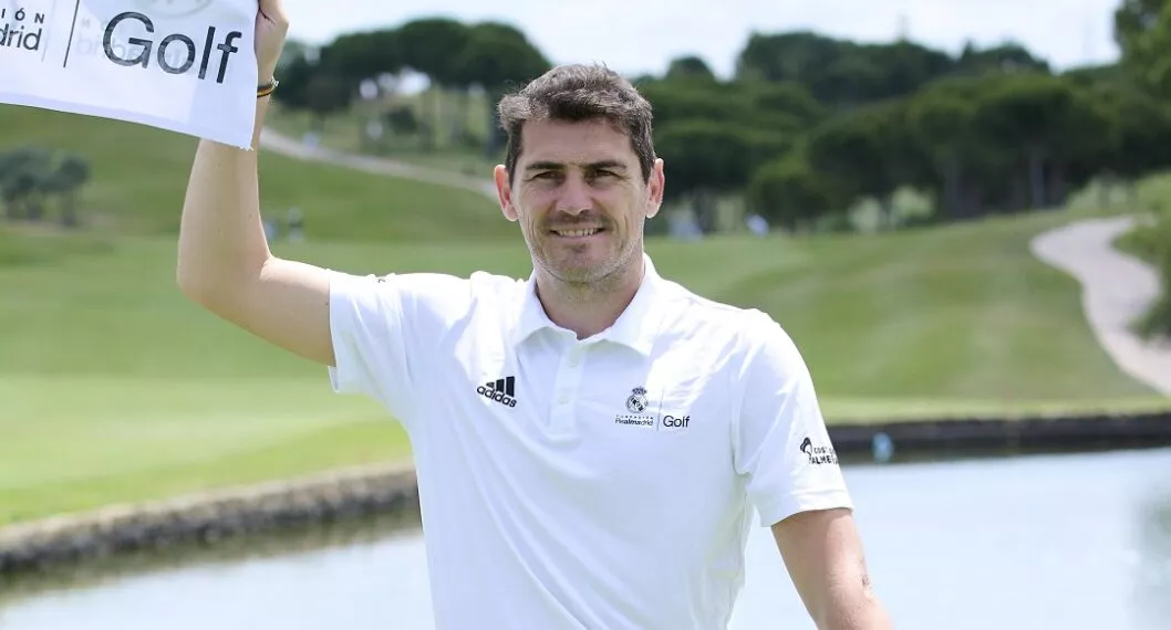 Íker Casillas en cancha de golf ilustra nota sobre su nuevo amor