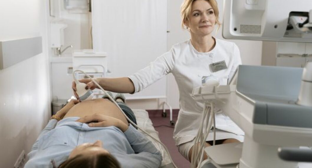 Imagen de una mujer en cinta a propósito de qué es Naprotecnología: el novedoso método para quedar en embarazo