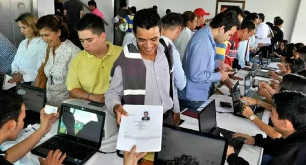 Imagen de personas buscando trabajo, a propósito de que en Valledupar empresas ofrecen empleos con salarios de hasta $ 2.700.000