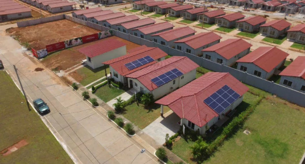 Congresista propuso que las casas que entrega el Gobierno traigan paneles solares para que las familias ahorren dinero