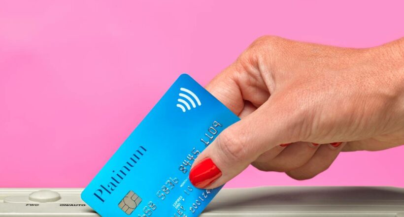 Foto de una tarjeta de crédito en manos de una mujer a propósito de la tasa de usura en Colombia.