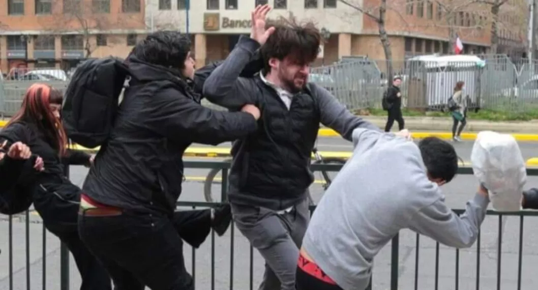 Foto de la agresión que recibió Simón Boric, hermano del presidente de Chile, Gabriel Boric.