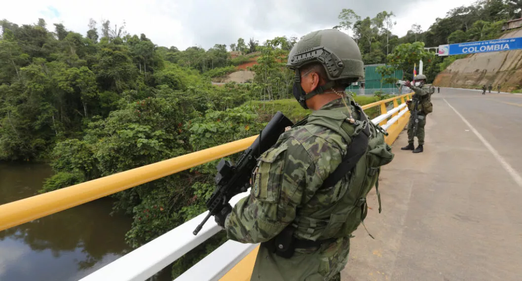 Militares resguardan puente fronterizo entre Colombia y Ecuador. 