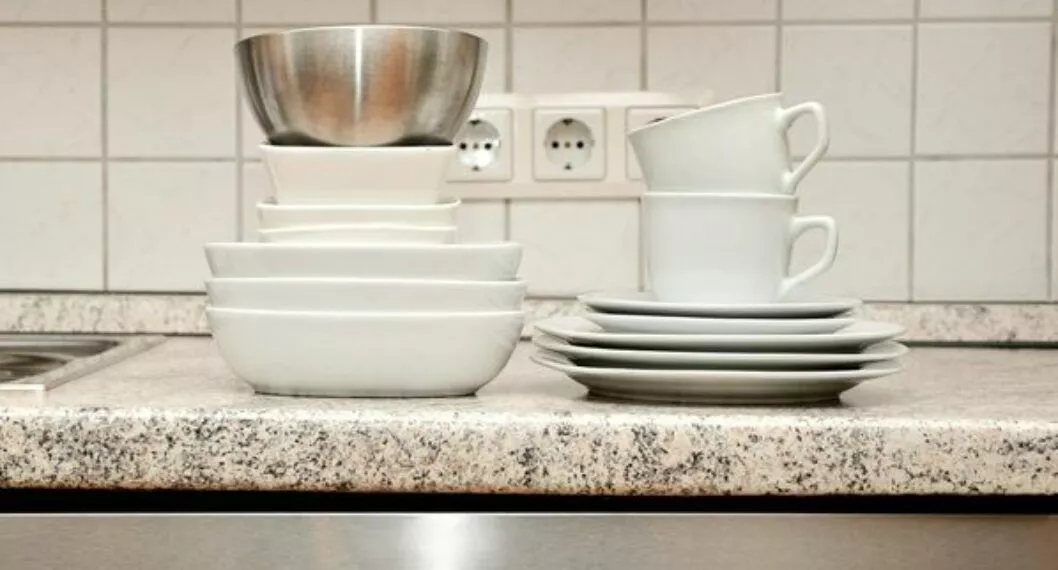 Usa este truco de TikTok para destapar y limpiar la tubería de tu lavaplatos