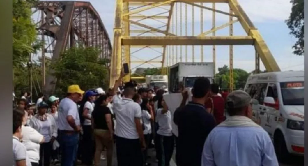 Imagen del caso en Tolima donde padres cierran puente porque dicen que no hay transporte escolar