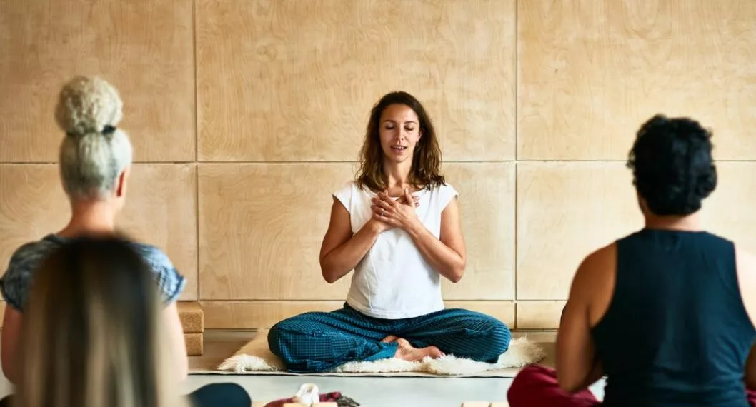 Imagen de alguien haciendo yoga a propósito de YouTube y el 'Top 5' de canales para aprender a meditar