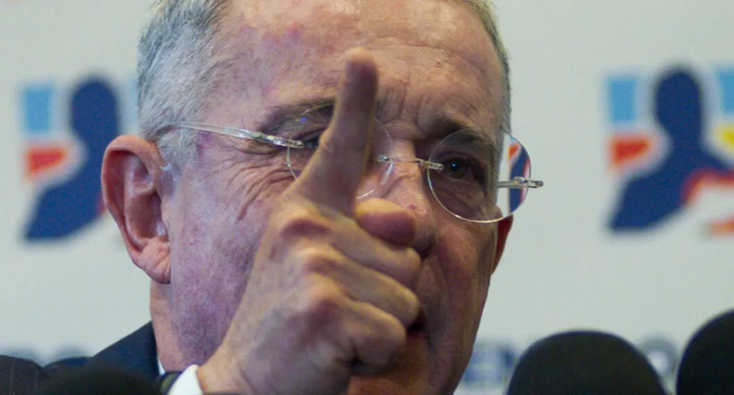 El exsenador Álvaro Uribe, quien se pronunció sobre la masacre de policías en el Huila.