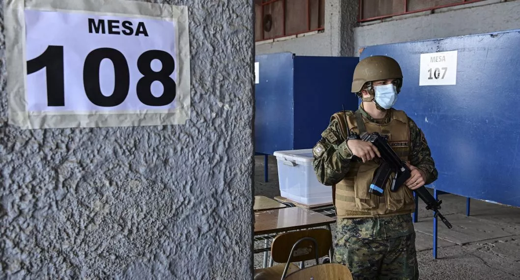Soldado chileno vigila una de las mesas de votación.