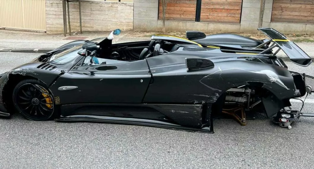 Foto de un carro referencia Pagani estrellado en Croacia.