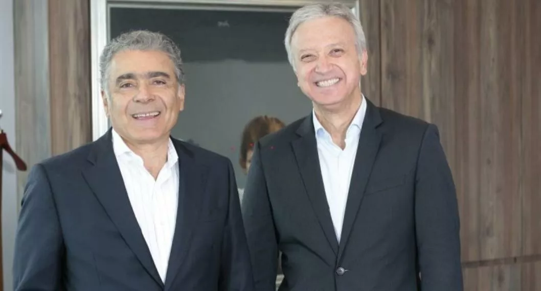 Gonzalo Alberto Pérez (derecha) asumió la presidencia del Grupo Sura, en reemplazo de David Bojanini (izquierda).