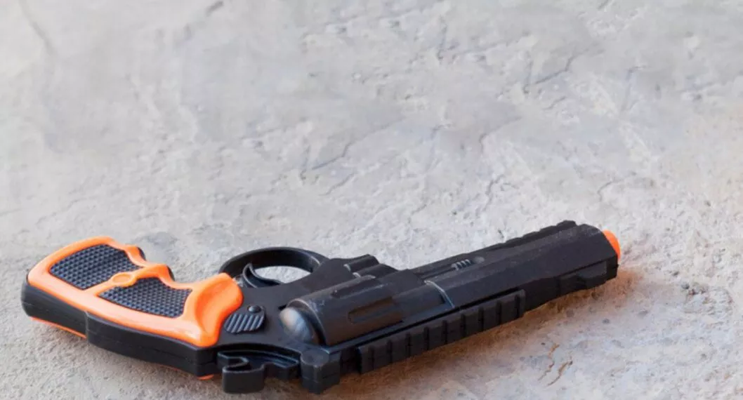 Imagen de una pistola de mentiras a propósito del caso en Ibague donde pasajero detuvo a ladrón que quería robar un bus con un arma de juguete