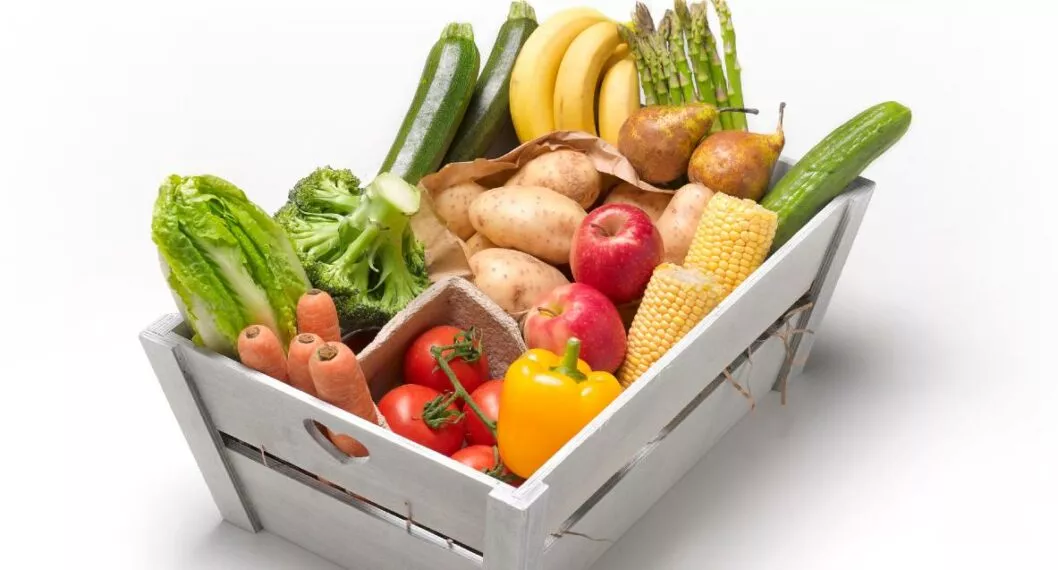 Foto de verduras en una canasta a propósito de la subida de la inflación en Colombia y México. 