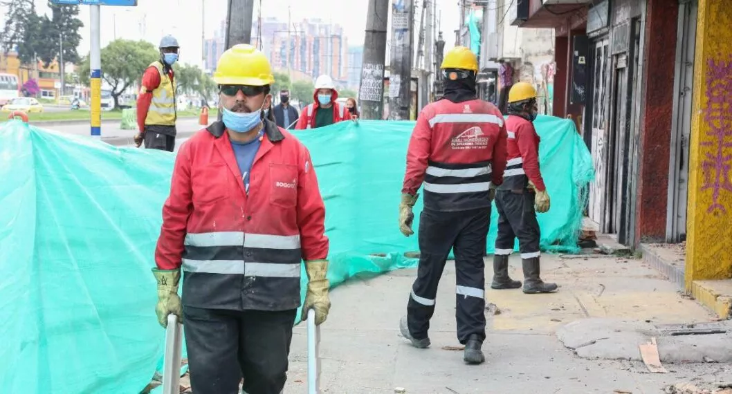 Foto de obreros del IDU a propósito de los trabajos que ofrece en Bogotá.