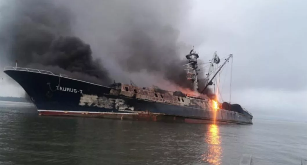 En Buenaventura, incendio de barco venezolano que invadió aguas nacionales