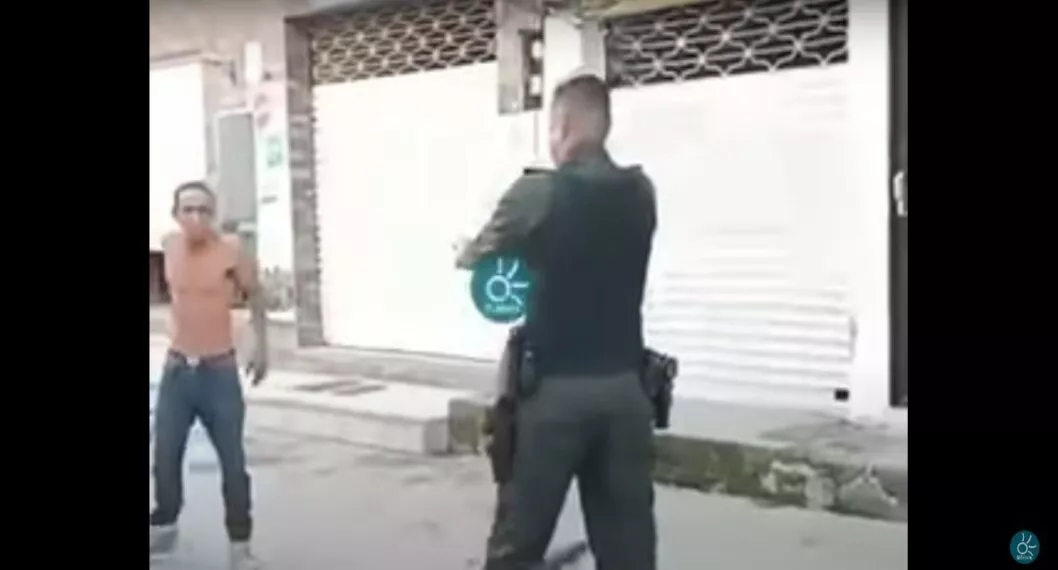 Policía inmovilizó con taser a hombre armado con Machete en Antioquia