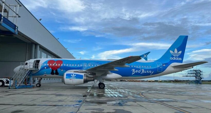 Bad Bunny personaliza avión en el que viajan sus fanáticos 