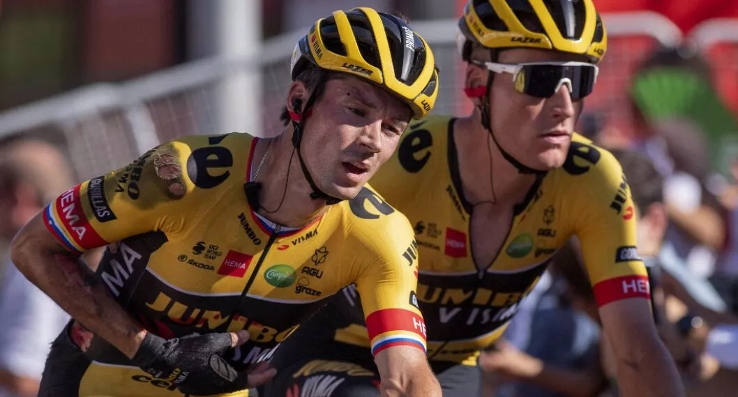 Primoz Roglic, ensangrentado tras dura caída en la etapa del martes en la Vuelta a España.