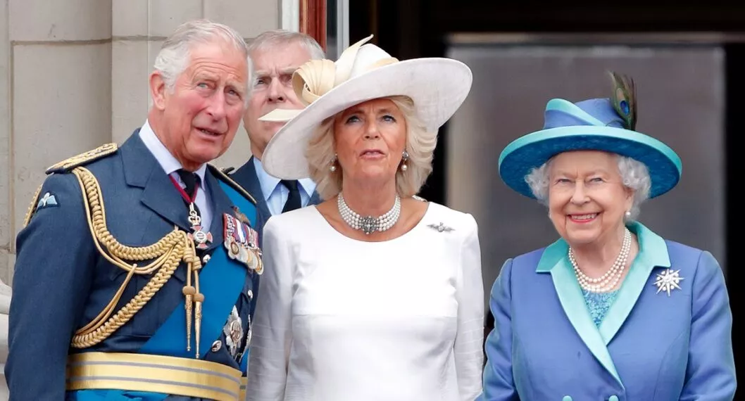 Carlos de Gales, Camila Parker y la reina Isabel II ilustran nota sobre por qué Camila será reina 