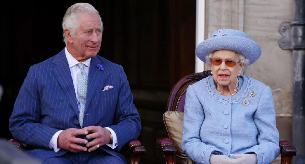 Foto de la Reina Isabel II y el príncipe Carlos a propósito de las profecías de Nostradamus para el Reino Unido.