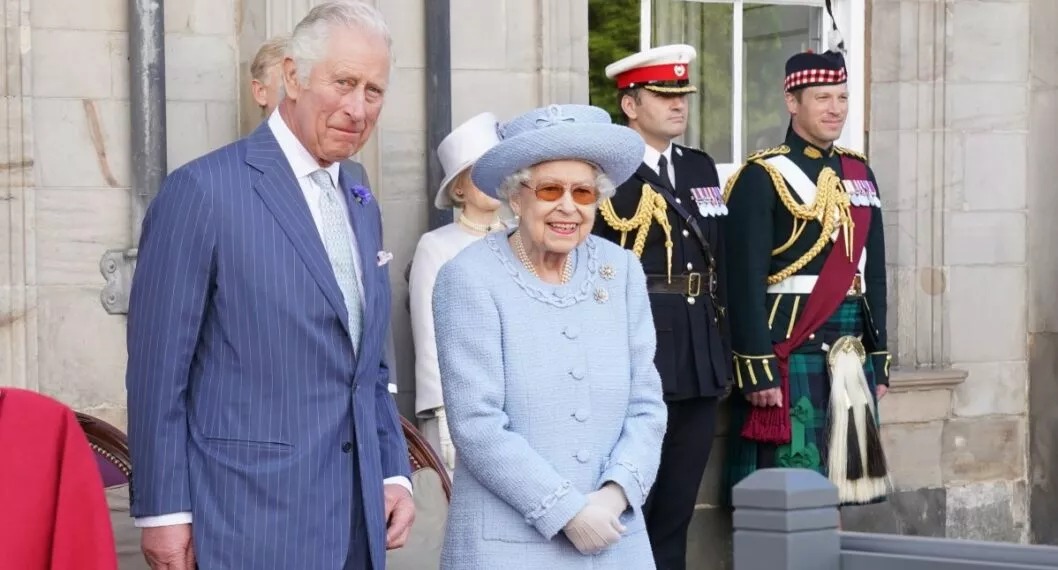La reina Isabel II habría fallecido en presencia de sus hijos Carlos, Andrés, Eduardo y Ana, así como su nieto el príncipe William. Harry llegó tarde.