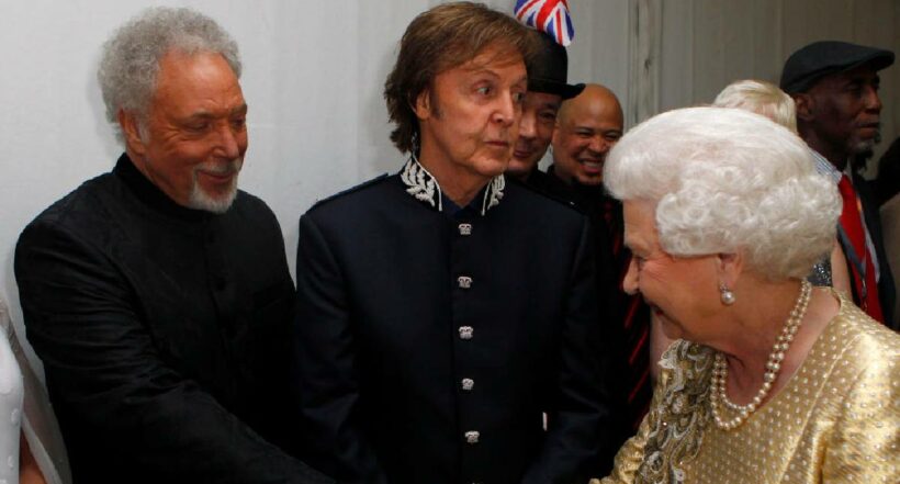 Foto de la Reina Isabel II con Paul McCartney y Tom Jones.