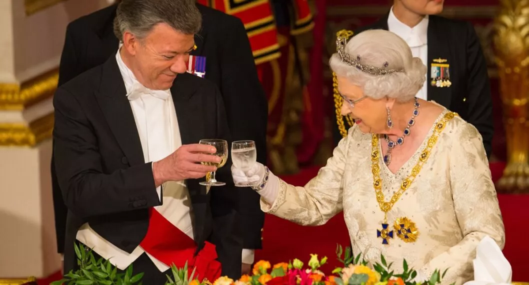 Juan Manuel Santos y la Reina Isabel II en 2016. Recuerdan anécdota de pantalones.