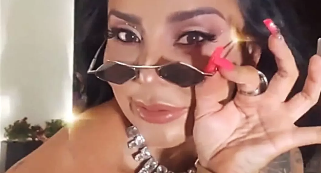 Marcela Reyes: le escriben “sucia” en su carro; DJ enojada, en centro comercial.
