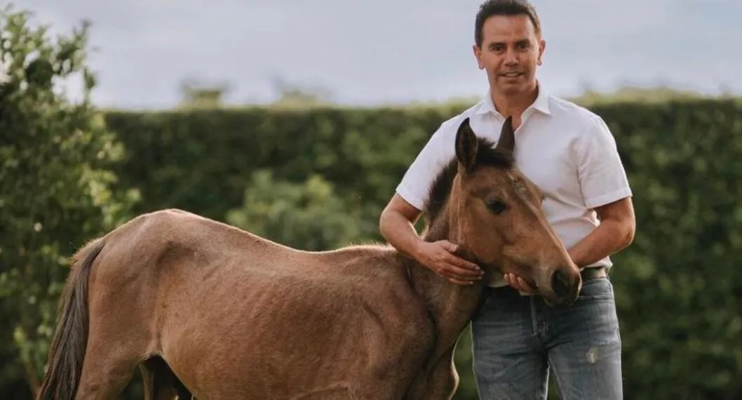 Con video y emotivo mensaje, Jhonny Rivera celebró exitosa operación de caballo rescatado
