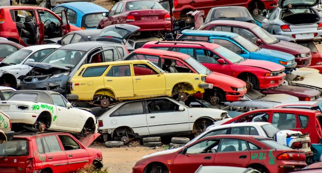 Carros abandonados ilustra nota de cuánto ha ganado Bogotá en subastas de carros y motos
