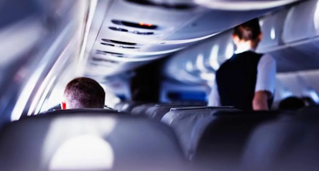 [Video] Viajeros se asustaron en avión por una ventana que se rompió en pleno vuelo