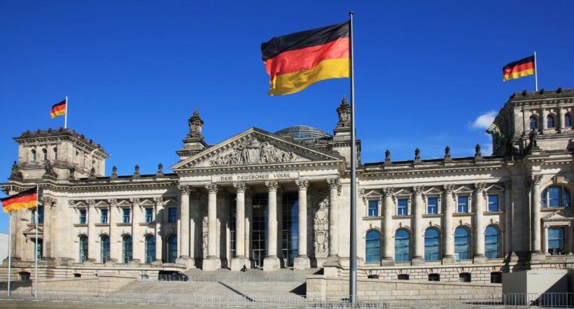 Banderas de Alemania ilustran nota sobre nueva visa para trabajar allá