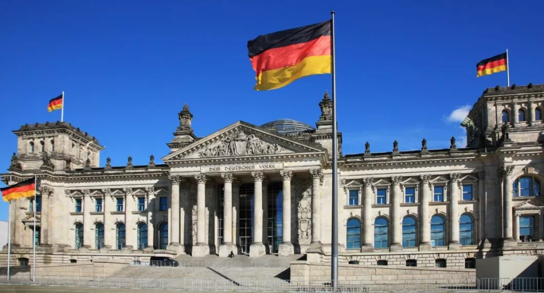 Banderas de Alemania ilustran nota sobre nueva visa para trabajar allá
