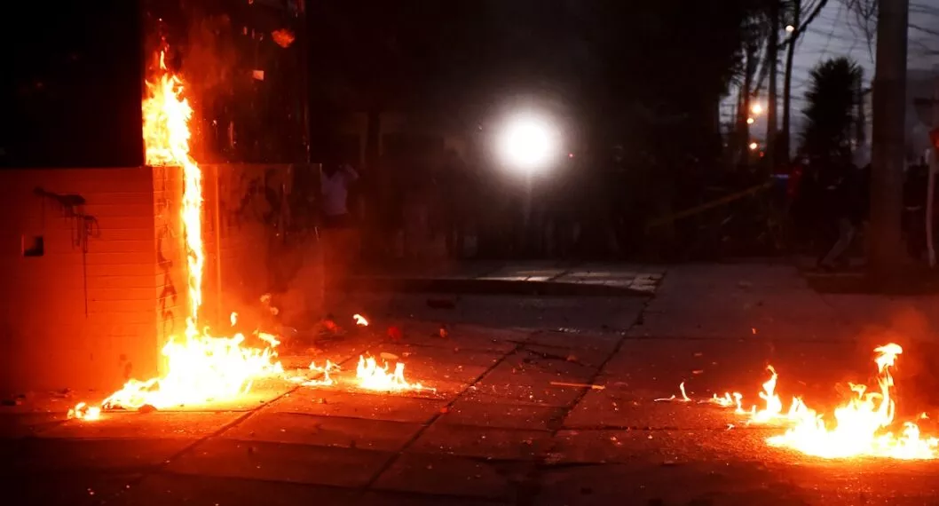 Ataque a CAI de Policía de Brasilia, Bogotá, con bombas incendiarias.