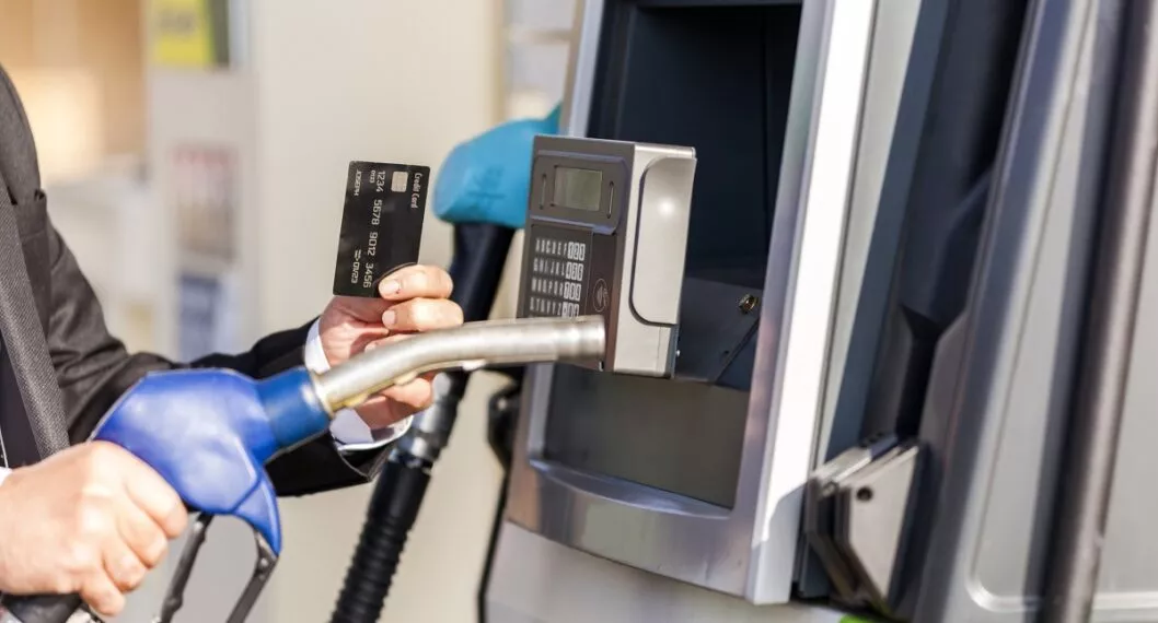 Persona pagando gasolina con tarjeta ilustra nota sobre tarjetas de crédito con las que el combustible puede salir más barata en Colombia