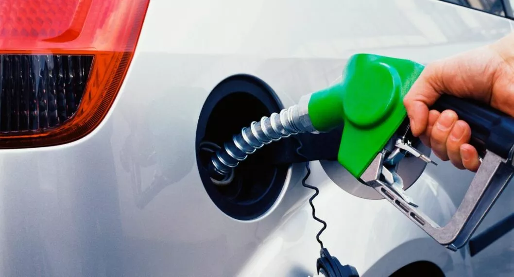 El precio de la gasolina en Colombia aumentará por orden del presidente Gustavo Petro. La medida dispararía la inflación y encarecería la canasta familiar.