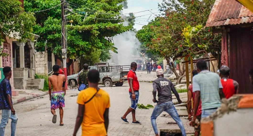 En Haití, como en Colombia, sube gasolina, pero allá gente protesta
