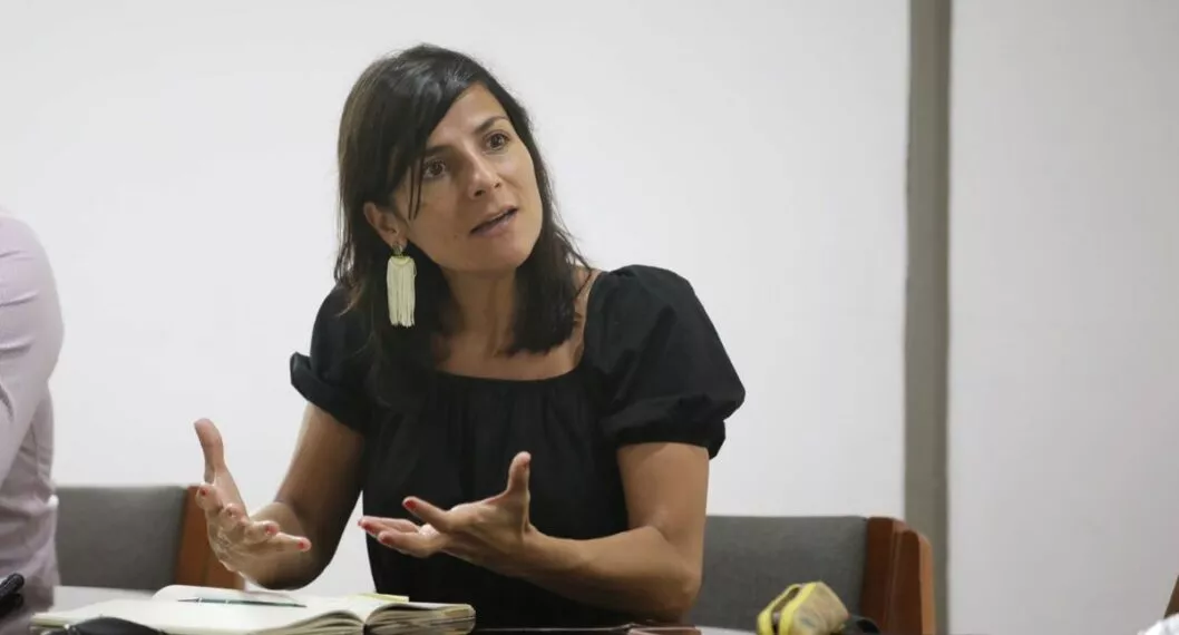 Irene Vélez, ministra Minas, tuvo una nueva embarrada al leer un discurso en el Senado, cuando esa práctica no está permitida.