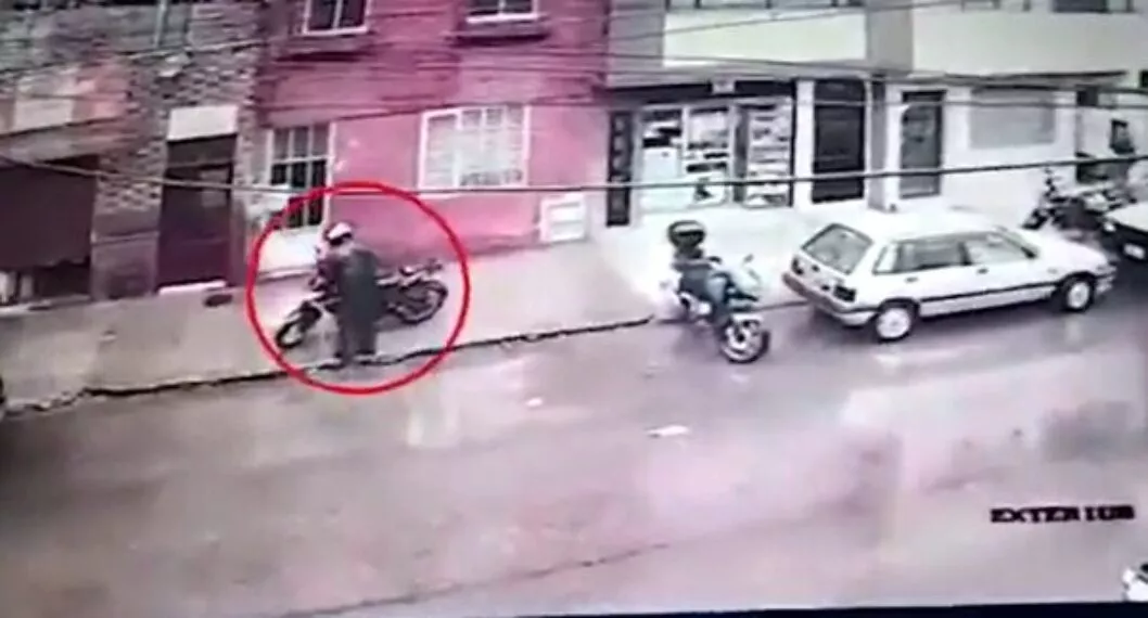 Imagen de un robo, a propósito que en Bogotá cayeron ‘Los Raiders’ y ‘Los Chiquis’, bandas que robaban motos y carros