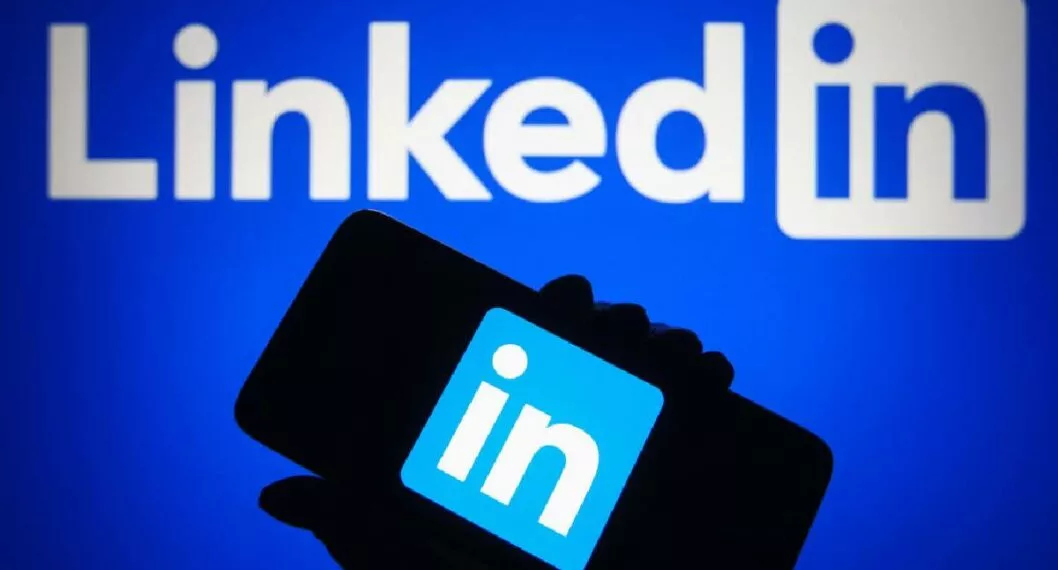 Foto de un celular y el logo de LinkedIn.